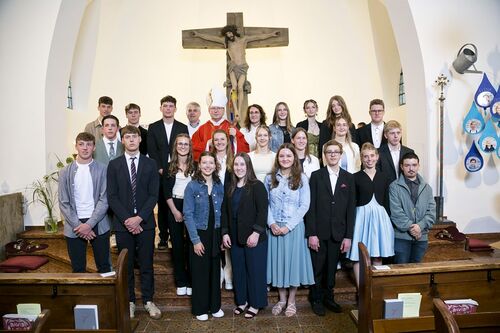 Batschuns am 7.6.2025  Kirche Firmung mit Bischof Benno Elbs / Mathis FotografieSchweizerstrasse 22A-6845  Hohenemsmathis@fotovideo.atUID NR.: ATU 699 20179IBAN: AT93374610000084400BIC, Dietmar Mathis Batschuns am 7.6.2025  Kirche Firmung mit Bischof Benno Elbs